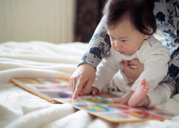 دو زبانه تربیت کردن یک کودک به چه طریقی انجام می شود؟